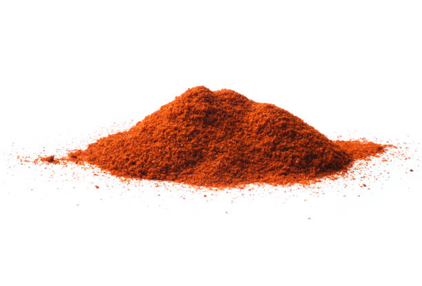 paprika pulverstapel isoliert auf weißem hintergrund - paprika stock-fotos und bilder