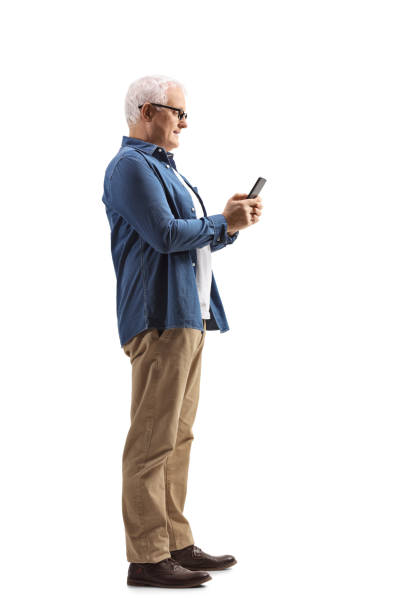 foto de perfil de longitud completa de un hombre maduro escribiendo en un teléfono móvil - vertical caucasian glasses red hair fotografías e imágenes de stock