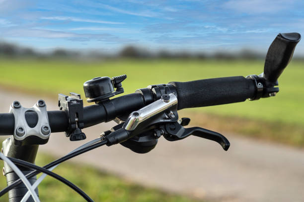kierownica roweru górskiego z hydrauliczną dźwignią hamulca z olejem mineralnym w środku. - bicycle gear bicycle gear mtb zdjęcia i obrazy z banku zdjęć