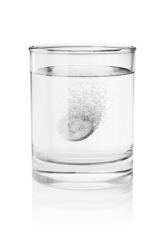 Comprimido efervescente en un vaso de agua aislado. Ilustración de renderizado 3D. photo