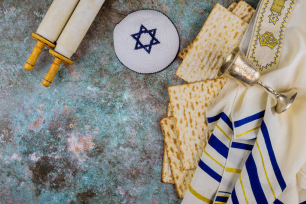 pesach pascha symbole wielkiego żydowskiego święta tradycyjne matzah, kippah i tallit, zwój tory - seder haggadah judaism israel zdjęcia i obrazy z banku zdjęć