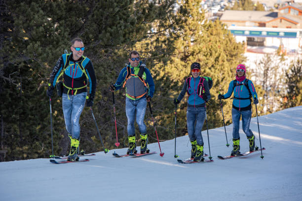 лыжники катаются на лыжах в лесу солнечным утром зимой 2021 года. - skitour стоковые фото и изображения