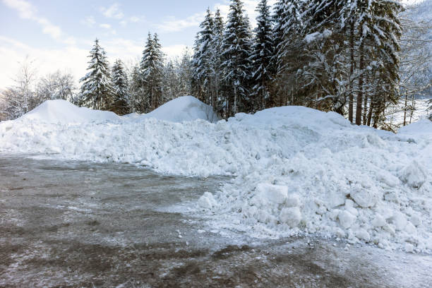 쟁기질에서 눈 더미 - plowed road 뉴스 사진 이미지