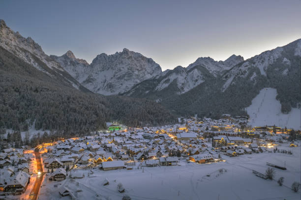 kranjska gora at night - ski skiing european alps resting imagens e fotografias de stock