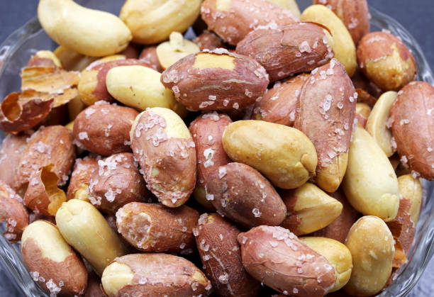 solone orzeszki ziemne w szklanej misce - cashew beer nuts nut food zdjęcia i obrazy z banku zdjęć