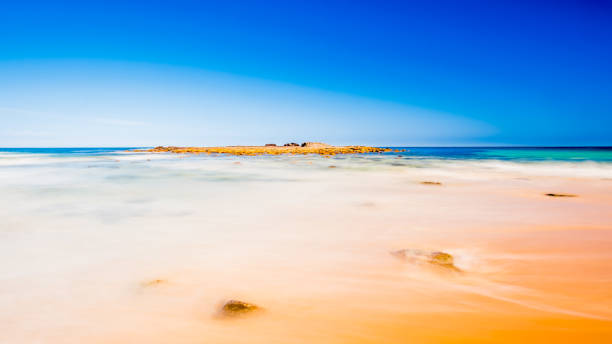 playa de la isla y cielo azul - parque nacional murramarang fotografías e imágenes de stock