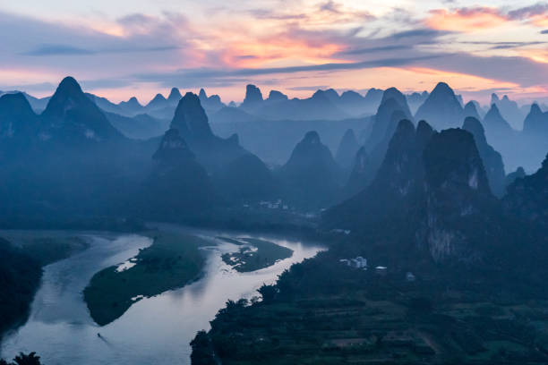 paisagem de guilin stock foto - dramatic sky famous place canyon majestic - fotografias e filmes do acervo