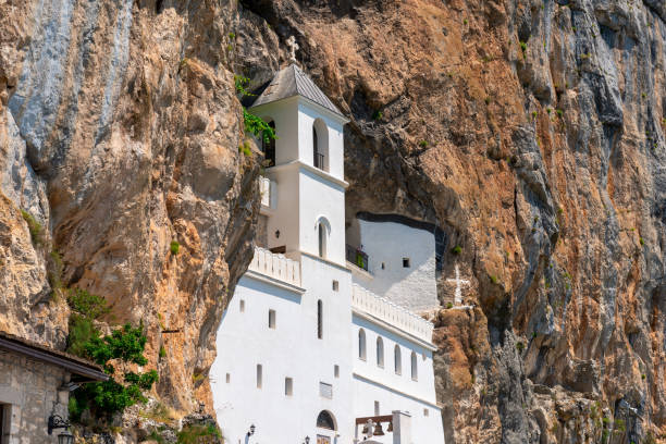 antiguo monasterio de ostrog - ostrog fotografías e imágenes de stock