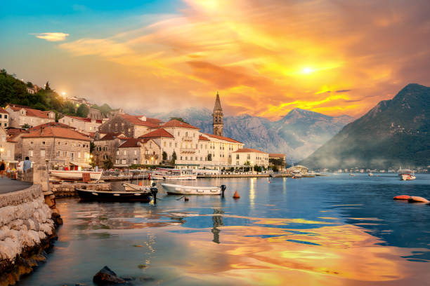 perast nella baia di cattaro in estate - montenegro kotor bay fjord town foto e immagini stock