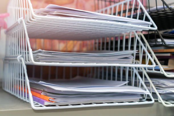 Stack of paper documents information of finance files on commercial report papers or piles of unorganized achieves, paperwork on teacher desk at university, sheet book assessment legal at workplace pila de documentos en papel información de archivos financieros en documentos de informes comerciales o montones de logros desorganizados, papeleo en el escritorio del profesorado en la universidad, evaluación de libros de hojas legal en el lugar de trab