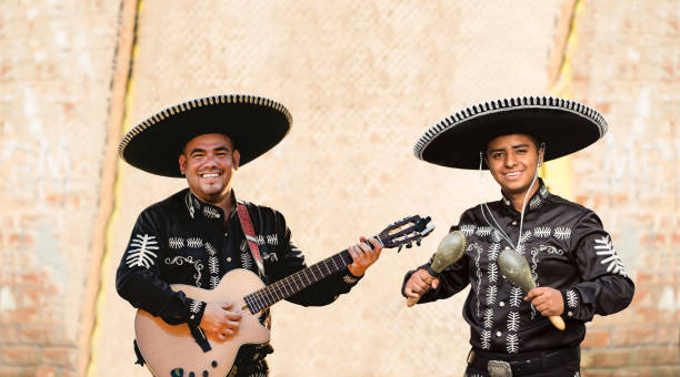 mexikanische musiker in der stadt. - traditional song stock-fotos und bilder