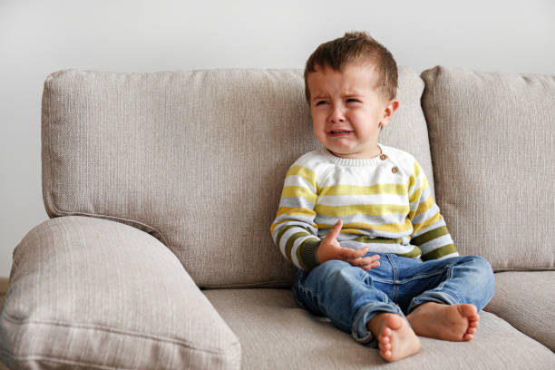 enfant en bas âge à la maison - piquer une colère photos et images de collection