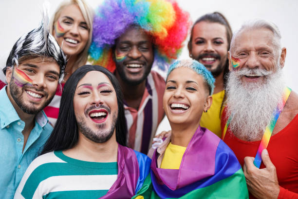 gays multirraciales divirtiéndose en el desfile del orgullo - concepto de amor lgbt y homosexual o transexual - homosexual rainbow gay pride flag flag fotografías e imágenes de stock