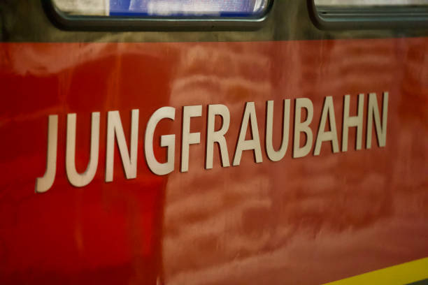 train du chemin de fer jungfrau à la gare de jungfraujoch à 3454 mètres au-dessus du niveau de la mer. - jungfraujoch photos et images de collection