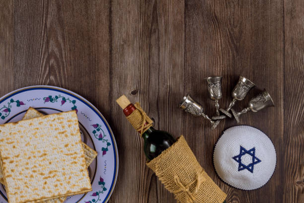 wne z koszernych czterech okularów matzah pascha haggadah na tle drewna - seder haggadah judaism israel zdjęcia i obrazy z banku zdjęć