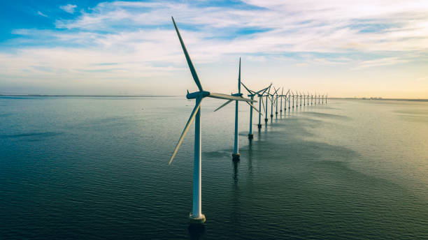 海岸の風車 - 風力発電機 ストックフォトと画像