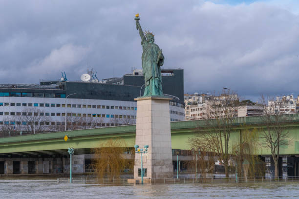 parís, francia: vista de la estatua de la libertad parís - statue liberty audio fotografías e imágenes de stock