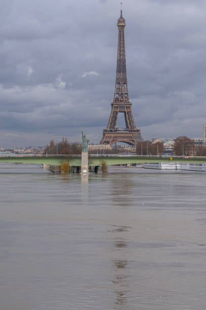 париж, франция: вид на статую свободы париж - liberty for all audio стоковые фото и изображения