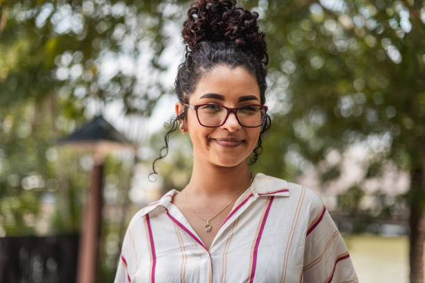 retrato de una joven sonriendo - testimonio de reconocimiento fotografías e imágenes de stock