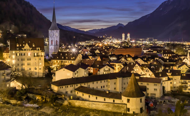 pejzaż miasta chur w szwajcarii o niebieskiej godzinie - chur zdjęcia i obrazy z banku zdjęć