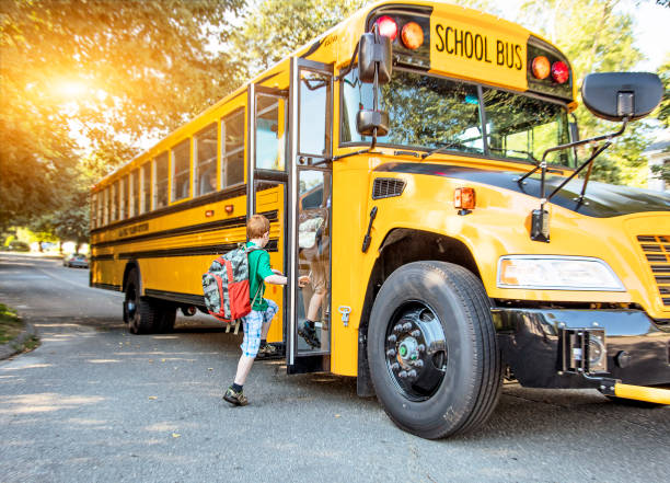 autobus scolaire - boarding photos et images de collection