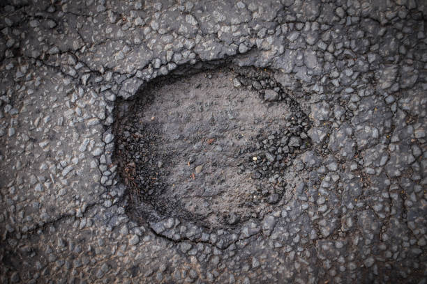 buraco perigoso na rua - pot hole - fotografias e filmes do acervo