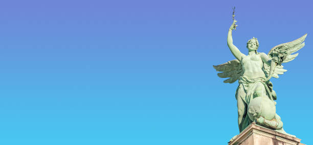 баннер с верхней крышей статуя чувственного ангела эпохи возрождения с крыльями перед голубым небом с прямым светом в вене, австрия, и копи� - female likeness naked sensuality copy space стоковые фото и изображения