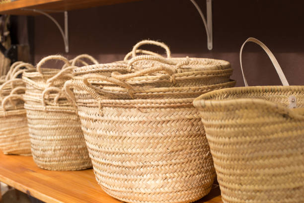 sacos de palha artesanais para fazer compras em um mercado de rua, espanha. close-up. - woven bamboo art close up - fotografias e filmes do acervo
