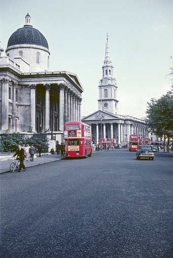 London, England, UK, 1959. Street scene in front of the National Gallery in London. Furthermore: pedestrians and road traffic.