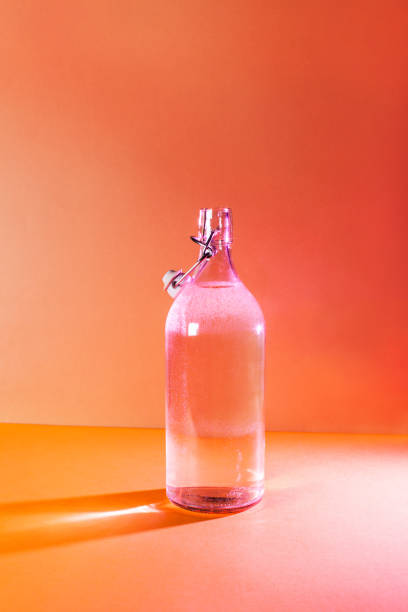 garrafa de vidro com água potável limpa acesa pelo sol. - water bottle purified water water drink - fotografias e filmes do acervo