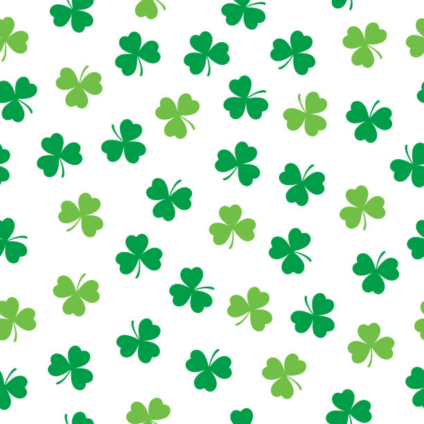 маленький зеленый клевер оставляет бесшовный шаблон - st patricks day backgrounds clover leaf stock illustrations