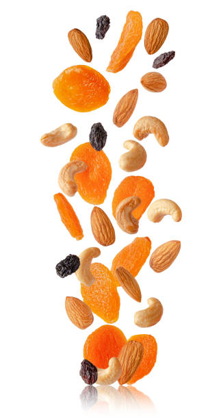 voar frutas secas e nozes isoladas em branco. - dried apricot close up gourmet dried fruit - fotografias e filmes do acervo