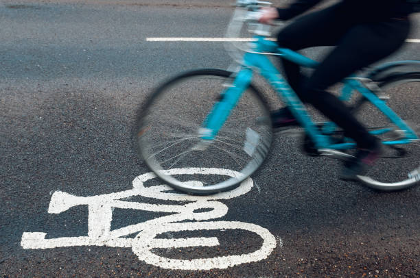 marquage de lanne de vélo avec le cycliste - bicycle sign symbol bicycle lane photos et images de collection