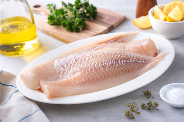 филе исландского хаддока - cod fillet raw prepared fish стоковые фото и изображения