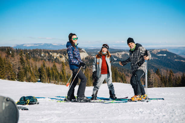 familiares y amigos en las vacaciones de montaña de esquí - snowboarding snowboard women teenager fotografías e imágenes de stock