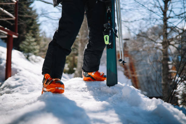 plan rapproché de skieur vers le haut - ski resort winter sport apres ski ski slope photos et images de collection