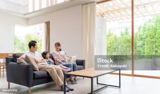 ソファでリラックスした若い日本人家族