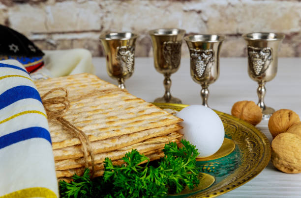 pascha święto tradycyjne obchody z czterech kielichów wina koszerne matzah na żydowskich pesach - seder haggadah judaism israel zdjęcia i obrazy z banku zdjęć