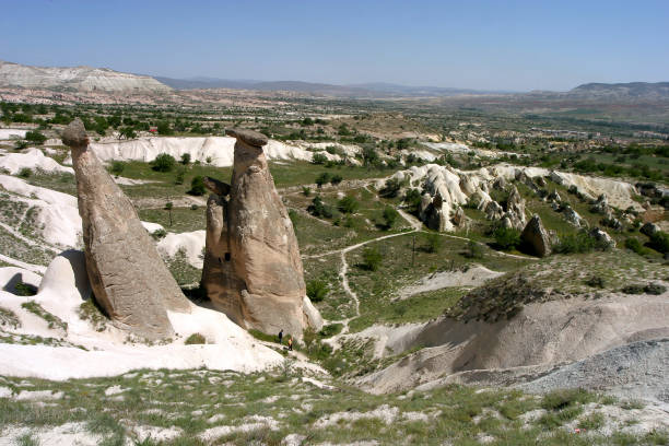 chaminés de fadas (peri bacaları) na capadócia - goreme rural scene sandstone color image - fotografias e filmes do acervo