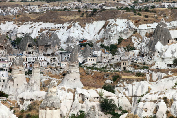 formação especial de pedra atrás do distrito de goreme na capadócia - goreme rural scene sandstone color image - fotografias e filmes do acervo