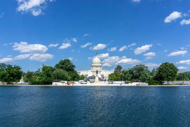 capitolio de ee.uu. con un futuro brillante como el clima - capitol hill voting dome state capitol building fotografías e imágenes de stock