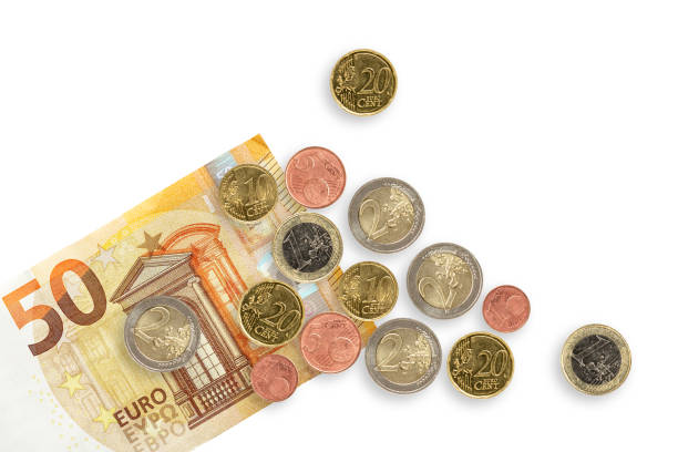 billete de cincuenta euros y monedas aisladas sobre un fondo blanco - euro symbol european union currency currency banking fotografías e imágenes de stock
