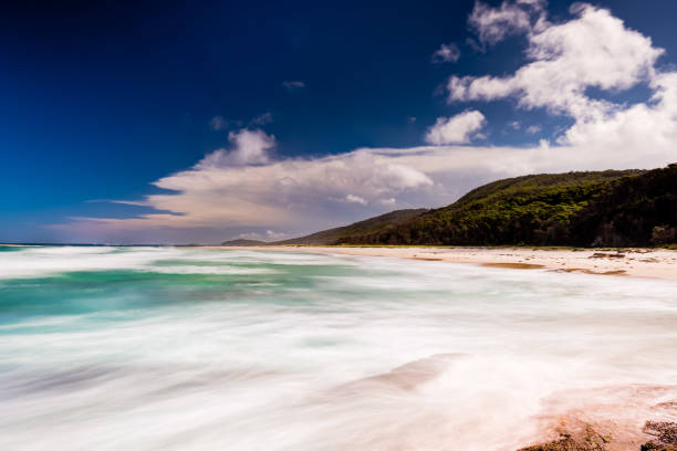 bonita playa en el parque nacional murramarang - parque nacional murramarang fotografías e imágenes de stock