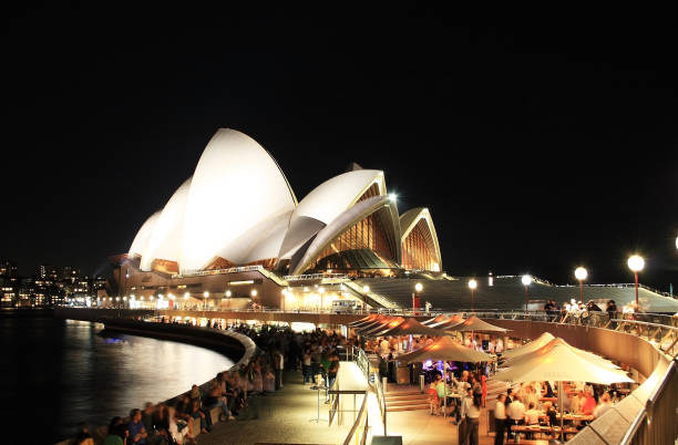 una serata intensa intorno al porto di sydney - opera bar foto e immagini stock