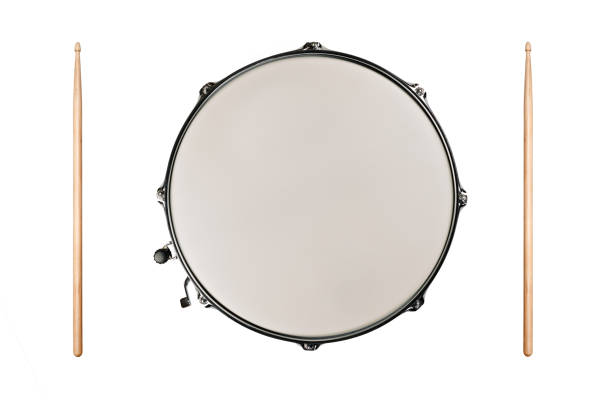 흰색 배경에 스네어드럼과 두 개의 드럼 스틱의 상단 보기 - drum and bass 뉴스 사진 이미지