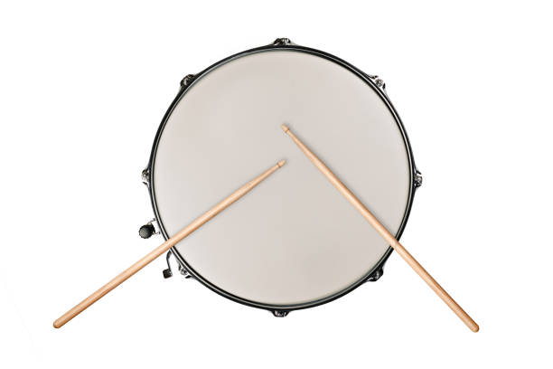 vista superior de um snaredrum e duas baquetas em fundo branco - bateria instrumento de percussão - fotografias e filmes do acervo