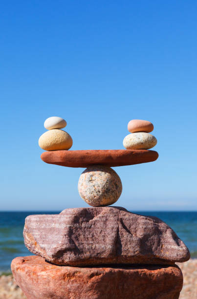 concepto de armonía y equilibrio. equilibrar las piedras contra el mar. - perfection nature balance stone fotografías e imágenes de stock