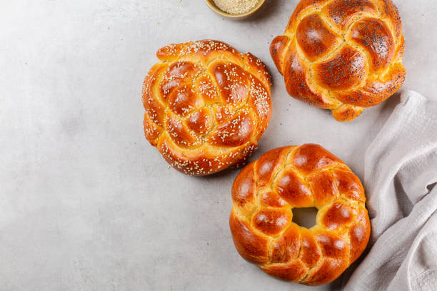 kolach tranque pão. caseiro. fundo cinza claro, espaço de cópia. - challah - fotografias e filmes do acervo