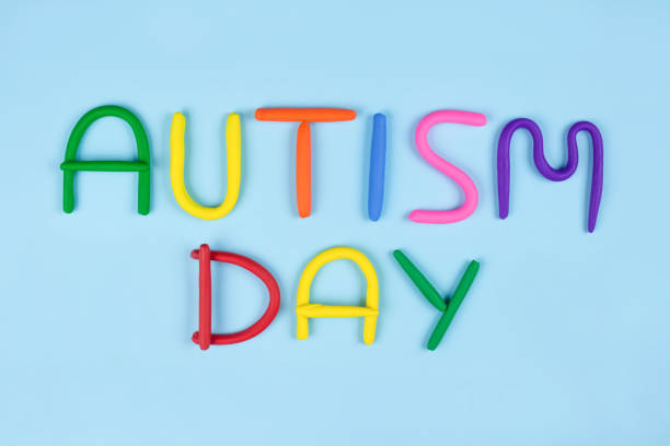 세계 자폐증 인식의 날 개념 - 파란색 배경에 플레이 도 또는 다른 감각 놀이폼으로 만든 여러 가지 빛글자. 자폐증 스펙트럼 장애 및 아동 정신 건강 개념. 선택적 초점 - playdoh 뉴스 사진 이미지
