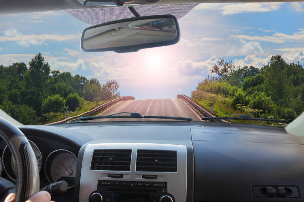 vista de coche de conducción de la carretera - car horizon over land driving street fotografías e imágenes de stock